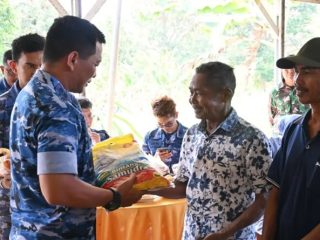 Lanud Hanandjoeddin Salurkan Sembako untuk Warga Desa Perawas
